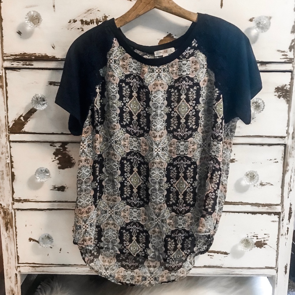 Love Fire Juniors’ Short Sleeve Patterned Tee -EUC